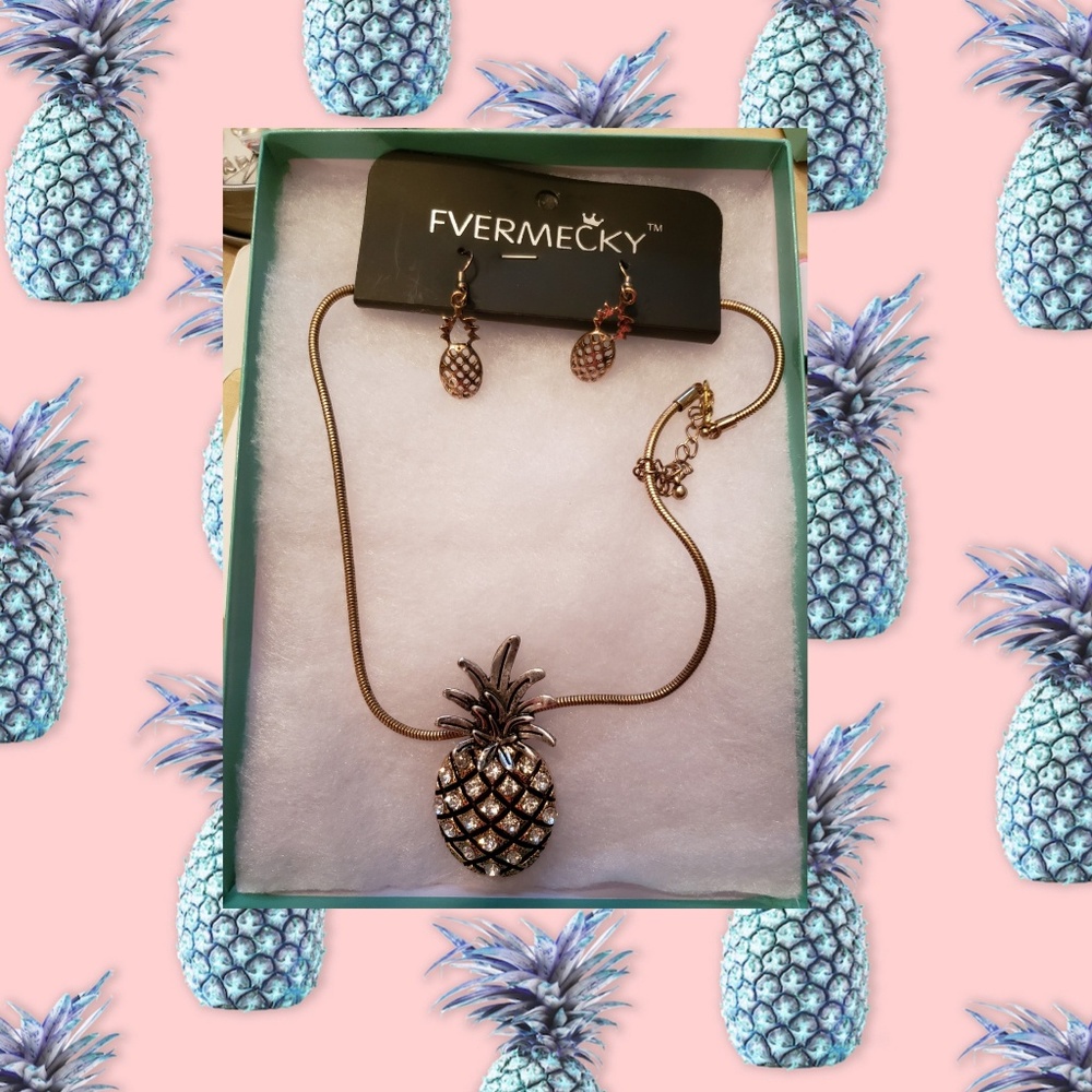 Adorable pineapple set w rhinestones Necklace & Earrings Set.